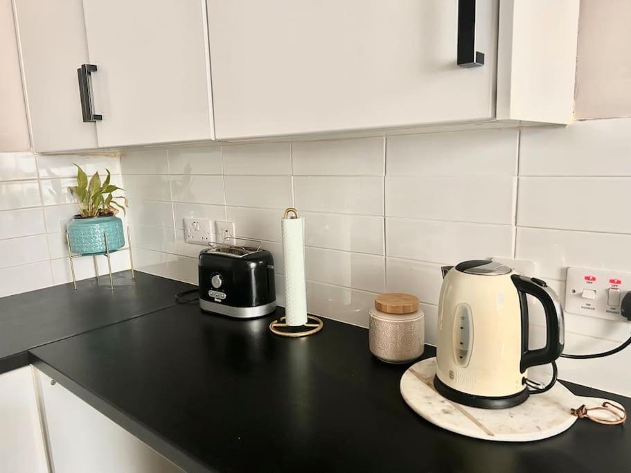 Large 2 Bedroom, Ground Floor Flat, Close To City エディンバラ エクステリア 写真