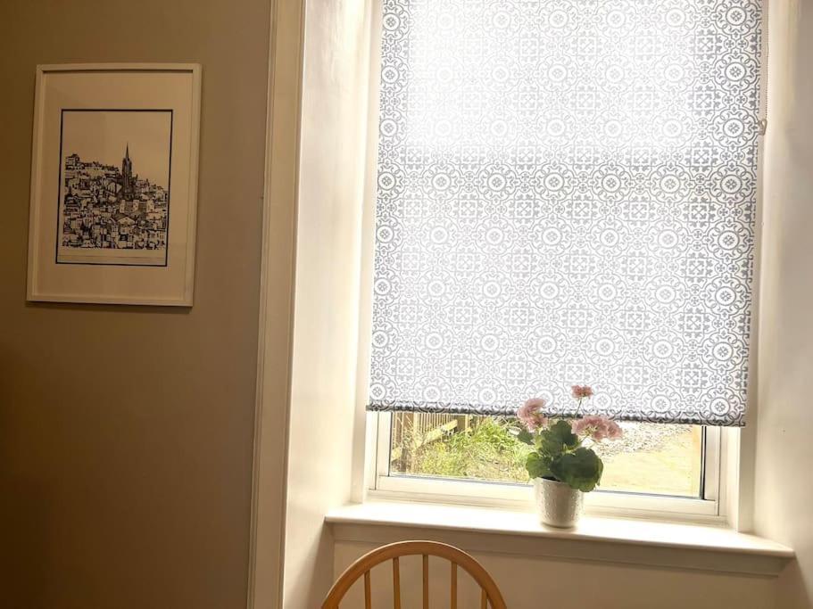 Large 2 Bedroom, Ground Floor Flat, Close To City エディンバラ エクステリア 写真