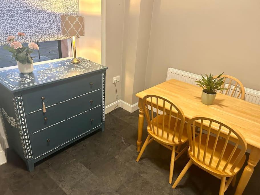 Large 2 Bedroom, Ground Floor Flat, Close To City エディンバラ エクステリア 写真