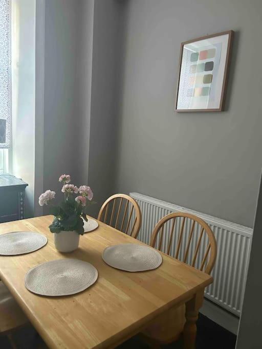 Large 2 Bedroom, Ground Floor Flat, Close To City エディンバラ エクステリア 写真